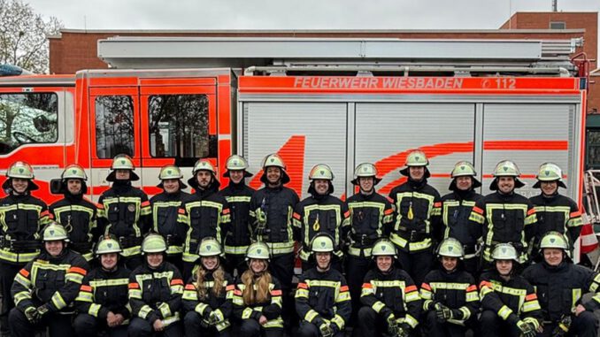 23 Absolventen nach Wiederaufnahme des Grundausbildungslehrgangs in Wiesbaden 23 Absolventen nach Wiederaufnahme des Grundausbildungslehrgangs in Wiesbaden