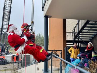Abseilen an Nikolaus: Höhenretter der Feuerwehr Wiesbaden überraschen Bewohner des Zwerg Nase Zentrums