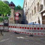 Fensterelement löst sich: Abschnitt von Am Römertor und Zufahrt zur Coulinstraße gesperrt
