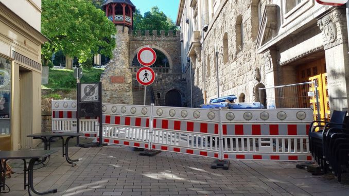 Fensterelement löst sich: Abschnitt von Am Römertor und Zufahrt zur Coulinstraße gesperrt Fensterelement löst sich: Abschnitt von Am Römertor und Zufahrt zur Coulinstraße gesperrt
