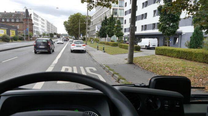 Frontkameras sollen Busspuren freihalten: ESWE Verkehr zieht positive Zwischenbilanz Frontkameras sollen Busspuren freihalten: ESWE Verkehr zieht positive Zwischenbilanz