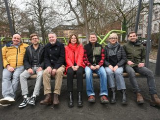 Große Hollywoodschaukel auf dem Schulberg eröffnet neue Sichtachsen zur Innenstadt