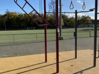 Wiesbaden eröffnet Calisthenics Anlage und öffentlichen Basketballkorb am Sportplatz Amöneburg