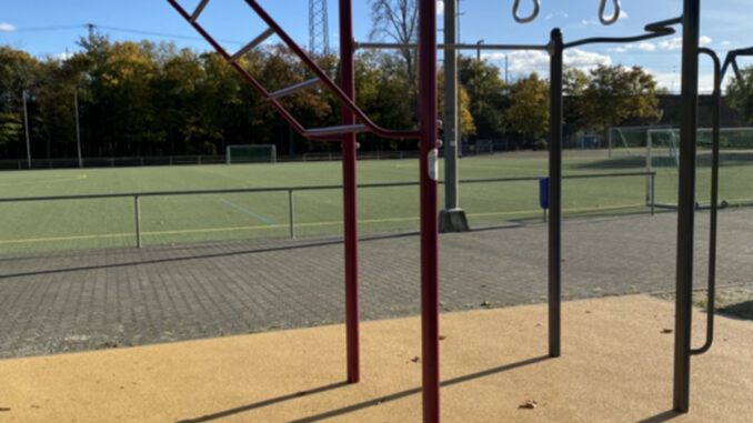 Wiesbaden eröffnet Calisthenics Anlage und öffentlichen Basketballkorb am Sportplatz Amöneburg Wiesbaden eröffnet Calisthenics Anlage und öffentlichen Basketballkorb am Sportplatz Amöneburg