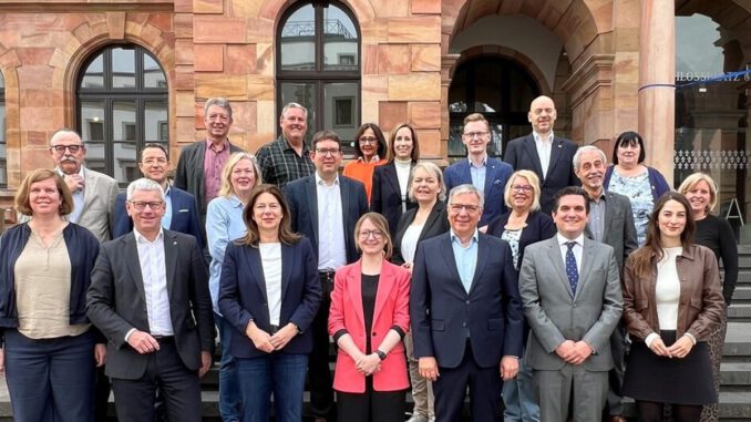 Wiesbaden: Magistrat nach Wahl konstituiert und beginnt Arbeit im Rathaus Wiesbaden: Magistrat nach Wahl konstituiert und beginnt Arbeit im Rathaus