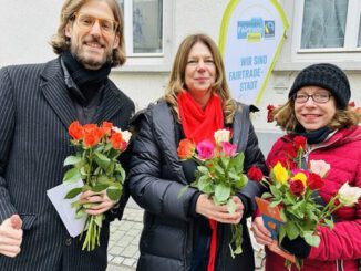 Wiesbaden verteilt Fairtrade Rosen zum Valentinstag und wirbt für fairen Handel