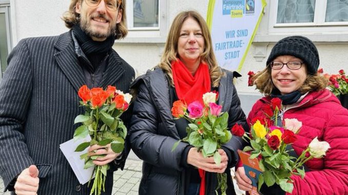 Wiesbaden verteilt Fairtrade Rosen zum Valentinstag und wirbt für fairen Handel
