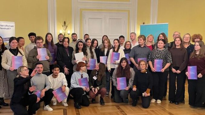 Wiesbaden verzeichnet Rekordzahl an Auslandspraktika: 34 Teilnehmende erhalten Europässe Wiesbaden verzeichnet Rekordzahl an Auslandspraktika: 34 Teilnehmende erhalten Europässe